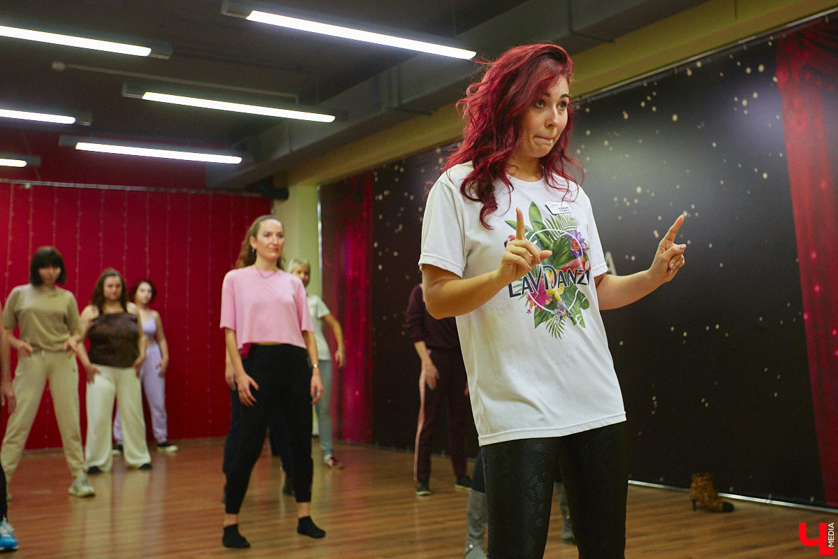 Дождливый осенний Владимир в одно мгновение превратился в южное побережье, стоило только переступить порог LaViDanza. Танцевальная академия в честь шестого дня рождения провела день открытых дверей. В списке желающих ощутить этот летний вайб было более 150 человек. Гостям предложили 12 направлений – танцевальных парных и сольных, фитнес и детских, хорошее настроение и новые знакомства. Как прошло главное танцевальное событие этих выходных, смотрите в нашем фоторепортаже.