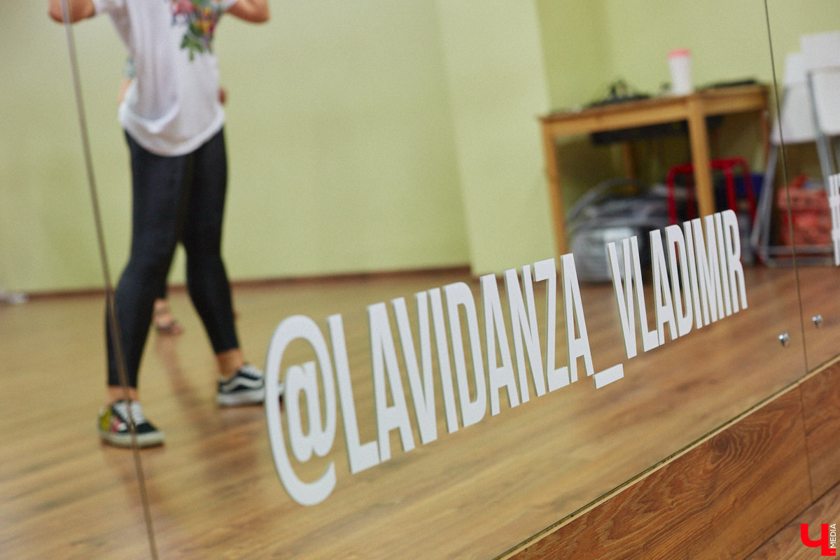 Дождливый осенний Владимир в одно мгновение превратился в южное побережье, стоило только переступить порог LaViDanza. Танцевальная академия в честь шестого дня рождения провела день открытых дверей. В списке желающих ощутить этот летний вайб было более 150 человек. Гостям предложили 12 направлений – танцевальных парных и сольных, фитнес и детских, хорошее настроение и новые знакомства. Как прошло главное танцевальное событие этих выходных, смотрите в нашем фоторепортаже.