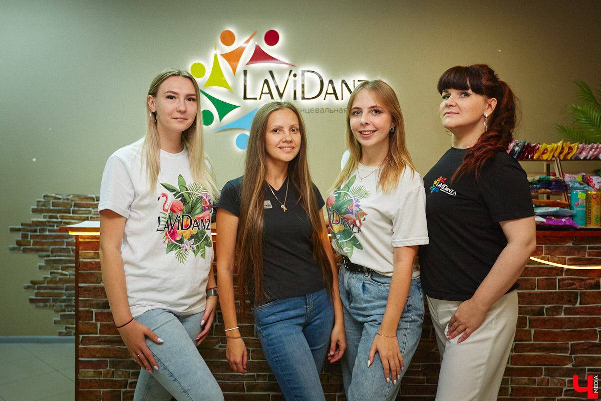 Дождливый осенний Владимир в одно мгновение превратился в южное побережье, стоило только переступить порог LaViDanza. Танцевальная академия в честь шестого дня рождения провела день открытых дверей. В списке желающих ощутить этот летний вайб было более 150 человек. Гостям предложили 12 направлений – танцевальных парных и сольных, фитнес и детских, хорошее настроение и новые знакомства. Как прошло главное танцевальное событие этих выходных, смотрите в нашем фоторепортаже.
