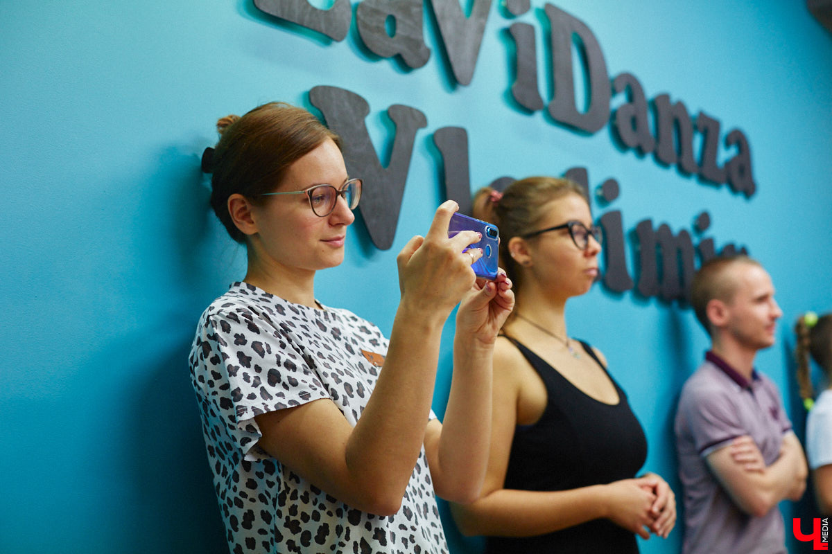 Дождливый осенний Владимир в одно мгновение превратился в южное побережье, стоило только переступить порог LaViDanza. Танцевальная академия в честь шестого дня рождения провела день открытых дверей. В списке желающих ощутить этот летний вайб было более 150 человек. Гостям предложили 12 направлений – танцевальных парных и сольных, фитнес и детских, хорошее настроение и новые знакомства. Как прошло главное танцевальное событие этих выходных, смотрите в нашем фоторепортаже.