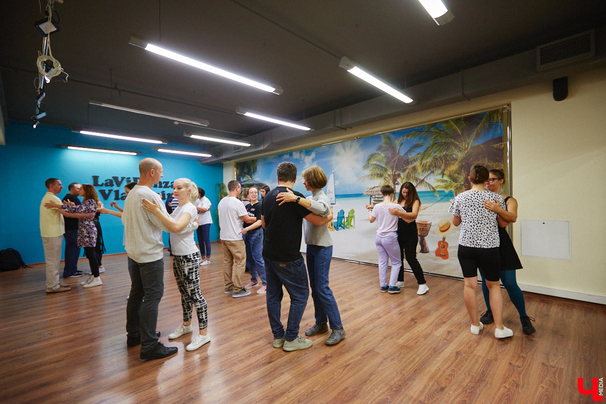 Дождливый осенний Владимир в одно мгновение превратился в южное побережье, стоило только переступить порог LaViDanza. Танцевальная академия в честь шестого дня рождения провела день открытых дверей. В списке желающих ощутить этот летний вайб было более 150 человек. Гостям предложили 12 направлений – танцевальных парных и сольных, фитнес и детских, хорошее настроение и новые знакомства. Как прошло главное танцевальное событие этих выходных, смотрите в нашем фоторепортаже.