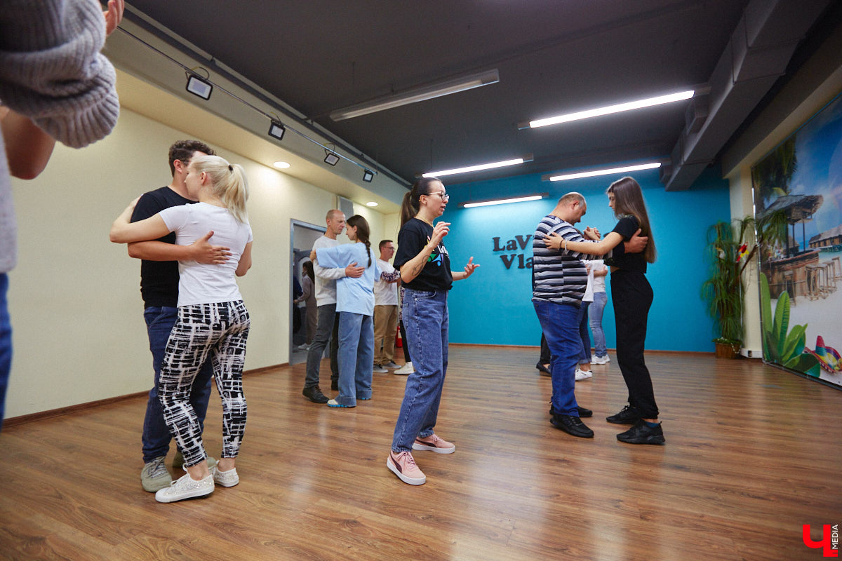Дождливый осенний Владимир в одно мгновение превратился в южное побережье, стоило только переступить порог LaViDanza. Танцевальная академия в честь шестого дня рождения провела день открытых дверей. В списке желающих ощутить этот летний вайб было более 150 человек. Гостям предложили 12 направлений – танцевальных парных и сольных, фитнес и детских, хорошее настроение и новые знакомства. Как прошло главное танцевальное событие этих выходных, смотрите в нашем фоторепортаже.