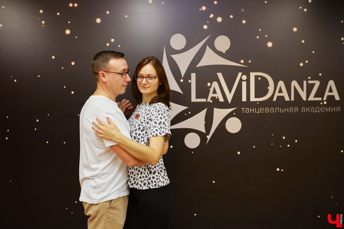 Дождливый осенний Владимир в одно мгновение превратился в южное побережье, стоило только переступить порог LaViDanza. Танцевальная академия в честь шестого дня рождения провела день открытых дверей. В списке желающих ощутить этот летний вайб было более 150 человек. Гостям предложили 12 направлений – танцевальных парных и сольных, фитнес и детских, хорошее настроение и новые знакомства. Как прошло главное танцевальное событие этих выходных, смотрите в нашем фоторепортаже.