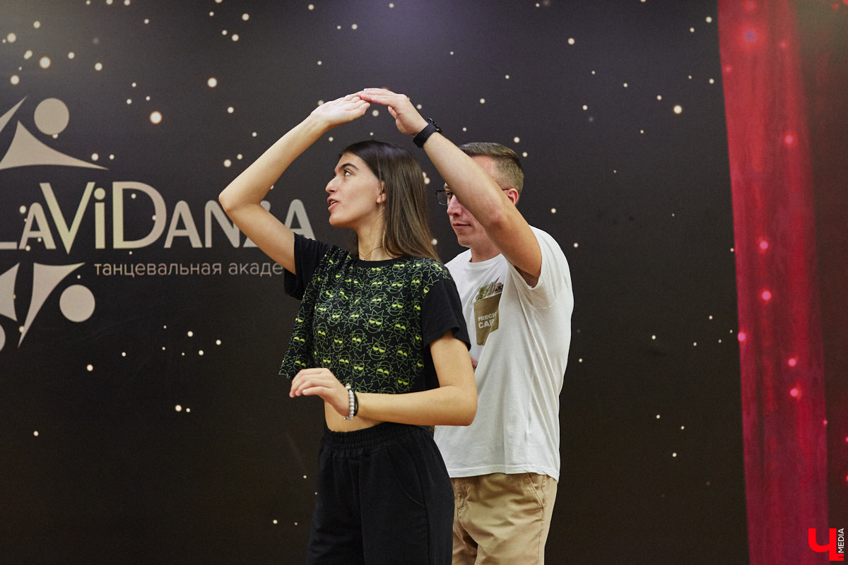 Дождливый осенний Владимир в одно мгновение превратился в южное побережье, стоило только переступить порог LaViDanza. Танцевальная академия в честь шестого дня рождения провела день открытых дверей. В списке желающих ощутить этот летний вайб было более 150 человек. Гостям предложили 12 направлений – танцевальных парных и сольных, фитнес и детских, хорошее настроение и новые знакомства. Как прошло главное танцевальное событие этих выходных, смотрите в нашем фоторепортаже.