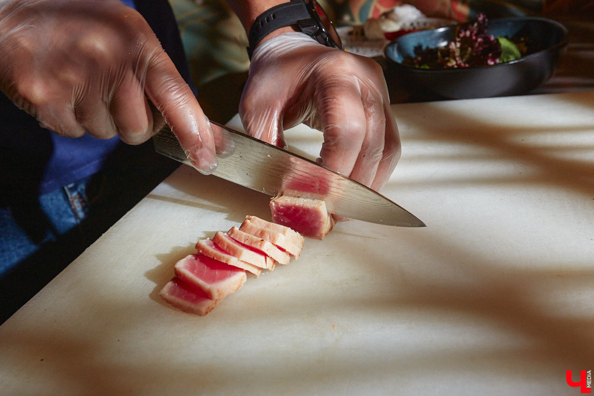 Что делать, когда привычные рамки становятся тесными, а гостей хочется продолжать удивлять? Конечно же расширять поле своей деятельности! Именно такое решение принял знаменитый на весь город ресторан «Кабуки 2.0». Теперь к услугам всех и каждого не только изысканная паназиатская кухня, но и разнообразное европейское меню.