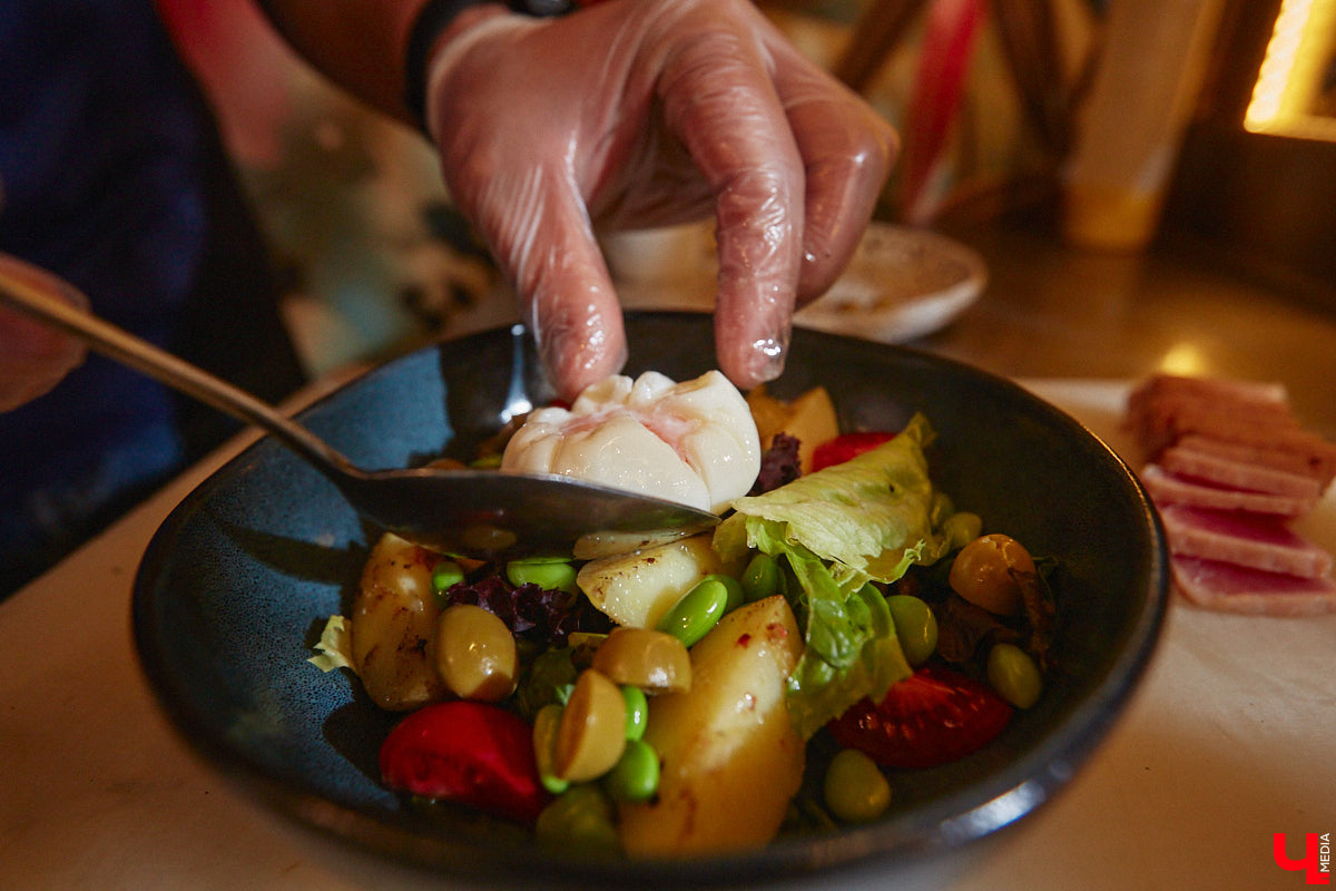 Что делать, когда привычные рамки становятся тесными, а гостей хочется продолжать удивлять? Конечно же расширять поле своей деятельности! Именно такое решение принял знаменитый на весь город ресторан «Кабуки 2.0». Теперь к услугам всех и каждого не только изысканная паназиатская кухня, но и разнообразное европейское меню.