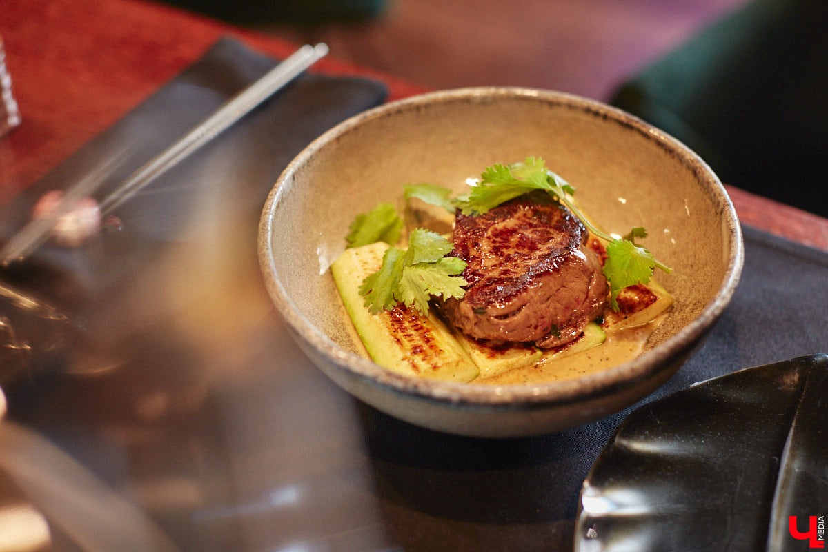 Что делать, когда привычные рамки становятся тесными, а гостей хочется продолжать удивлять? Конечно же расширять поле своей деятельности! Именно такое решение принял знаменитый на весь город ресторан «Кабуки 2.0». Теперь к услугам всех и каждого не только изысканная паназиатская кухня, но и разнообразное европейское меню.