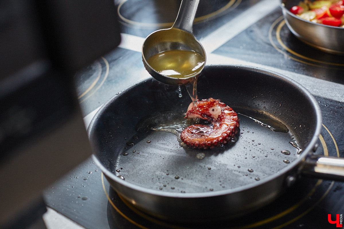 Что делать, когда привычные рамки становятся тесными, а гостей хочется продолжать удивлять? Конечно же расширять поле своей деятельности! Именно такое решение принял знаменитый на весь город ресторан «Кабуки 2.0». Теперь к услугам всех и каждого не только изысканная паназиатская кухня, но и разнообразное европейское меню.