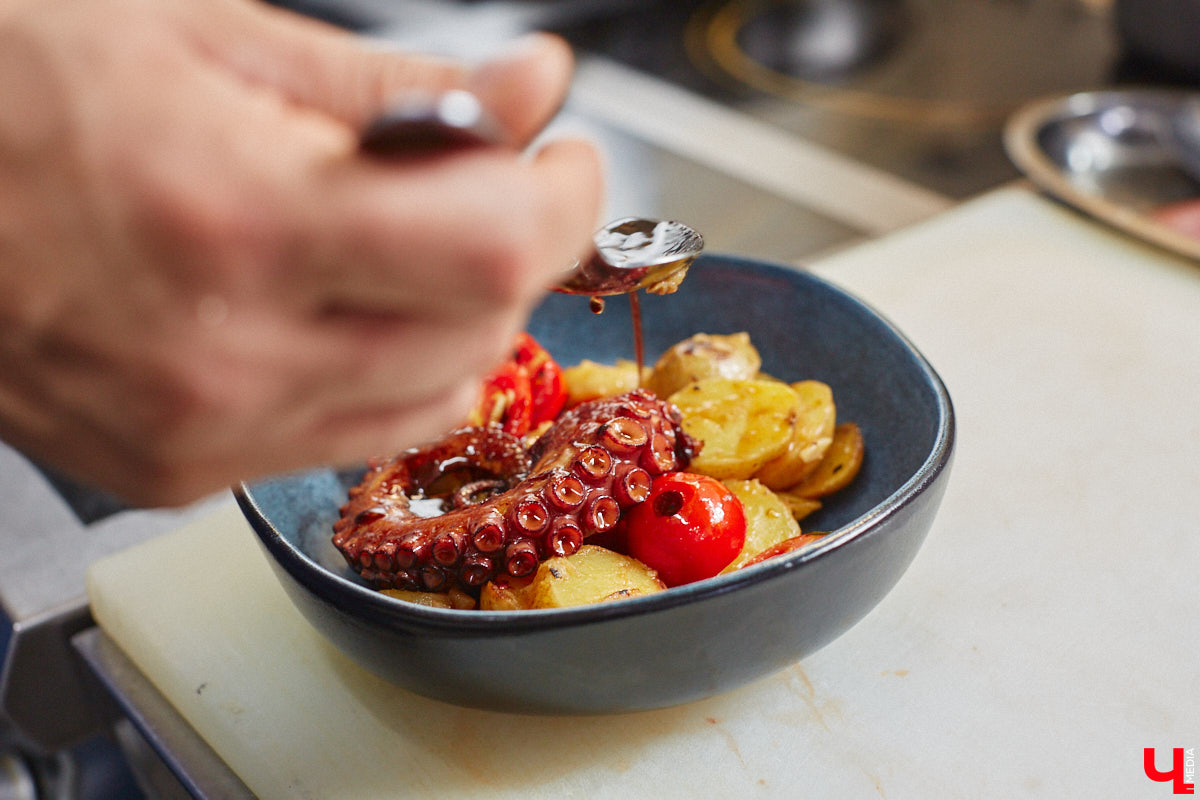 Что делать, когда привычные рамки становятся тесными, а гостей хочется продолжать удивлять? Конечно же расширять поле своей деятельности! Именно такое решение принял знаменитый на весь город ресторан «Кабуки 2.0». Теперь к услугам всех и каждого не только изысканная паназиатская кухня, но и разнообразное европейское меню.