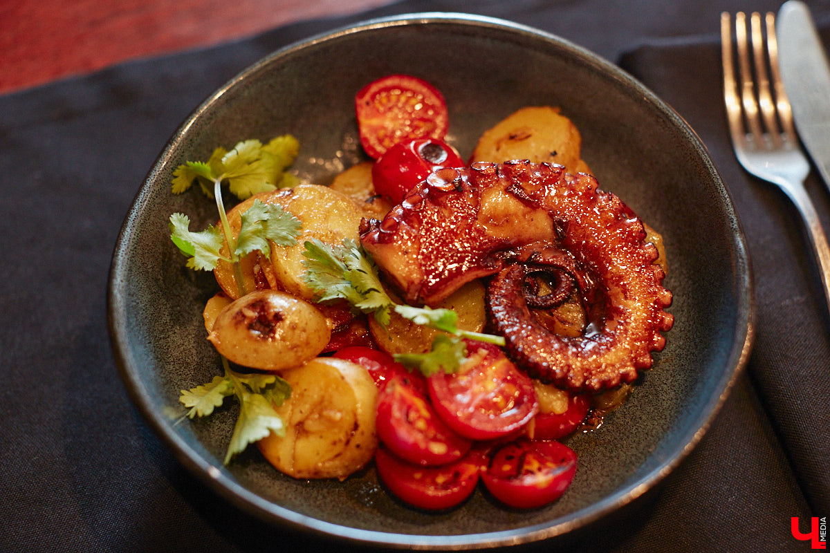 Что делать, когда привычные рамки становятся тесными, а гостей хочется продолжать удивлять? Конечно же расширять поле своей деятельности! Именно такое решение принял знаменитый на весь город ресторан «Кабуки 2.0». Теперь к услугам всех и каждого не только изысканная паназиатская кухня, но и разнообразное европейское меню.