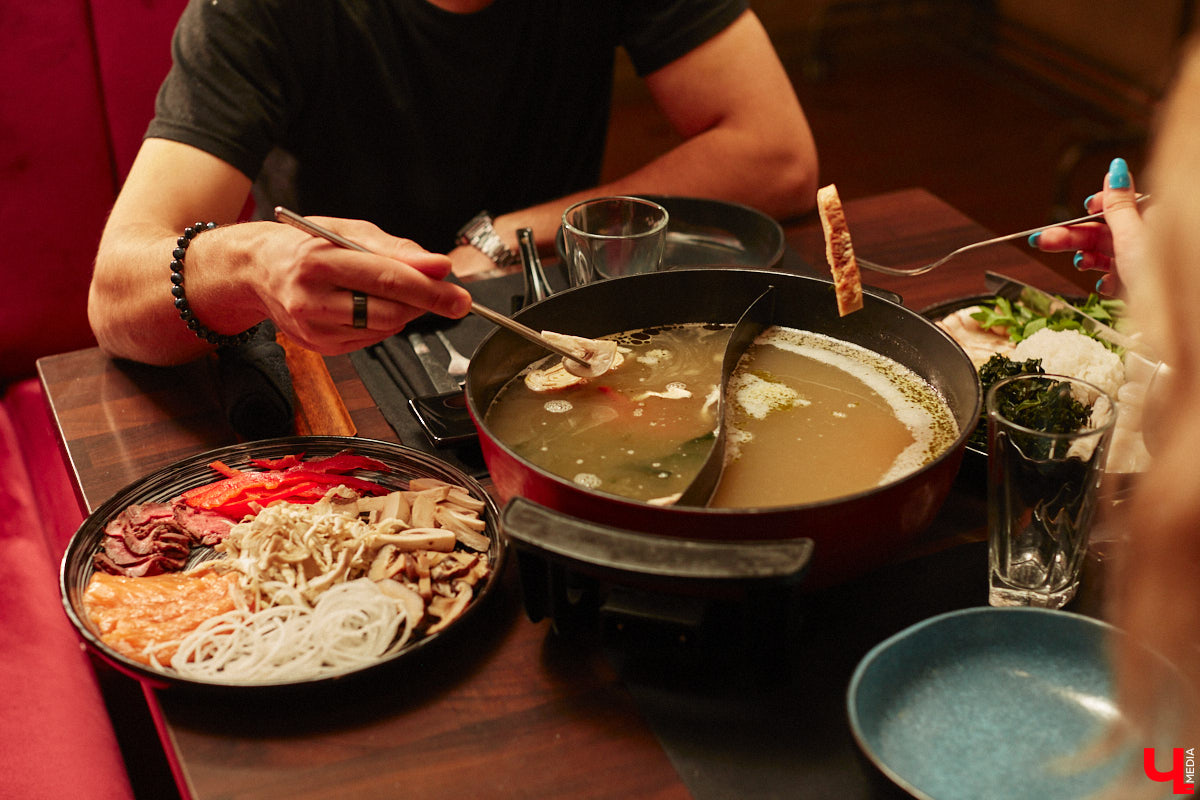 Что делать, когда привычные рамки становятся тесными, а гостей хочется продолжать удивлять? Конечно же расширять поле своей деятельности! Именно такое решение принял знаменитый на весь город ресторан «Кабуки 2.0». Теперь к услугам всех и каждого не только изысканная паназиатская кухня, но и разнообразное европейское меню.