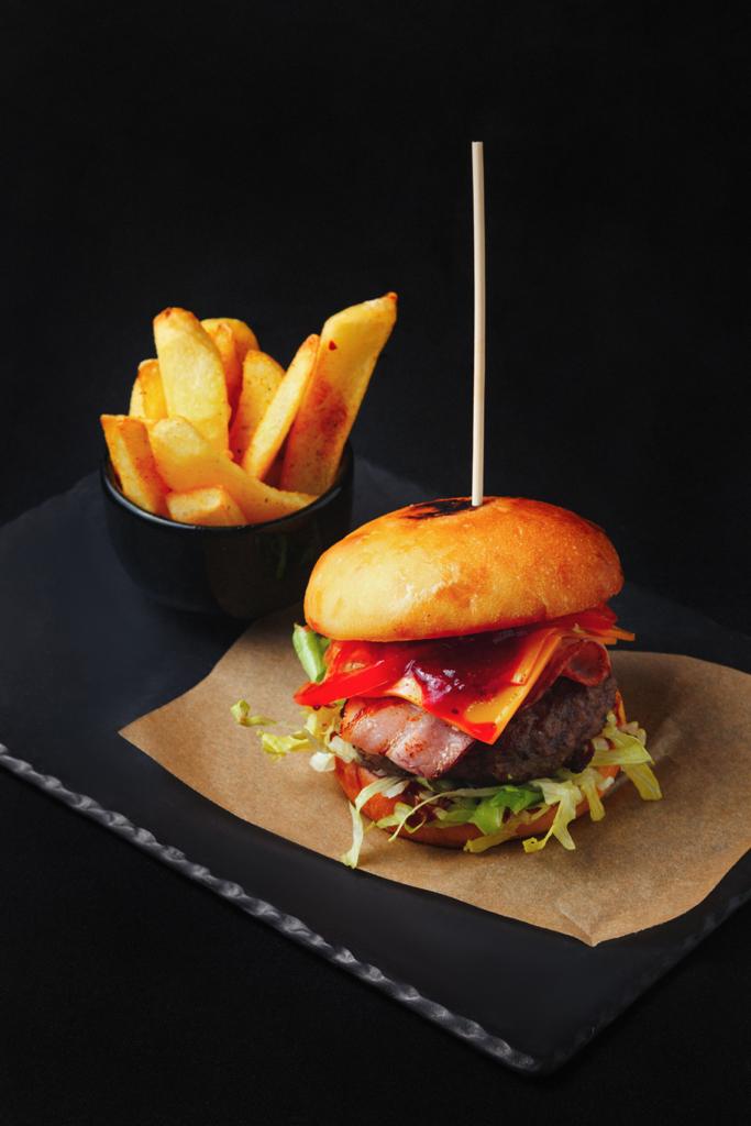 Что делать, когда привычные рамки становятся тесными, а гостей хочется продолжать удивлять? Конечно же расширять поле своей деятельности! Именно такое решение принял знаменитый на весь город ресторан «Кабуки 2.0». Теперь к услугам всех и каждого не только изысканная паназиатская кухня, но и разнообразное европейское меню.