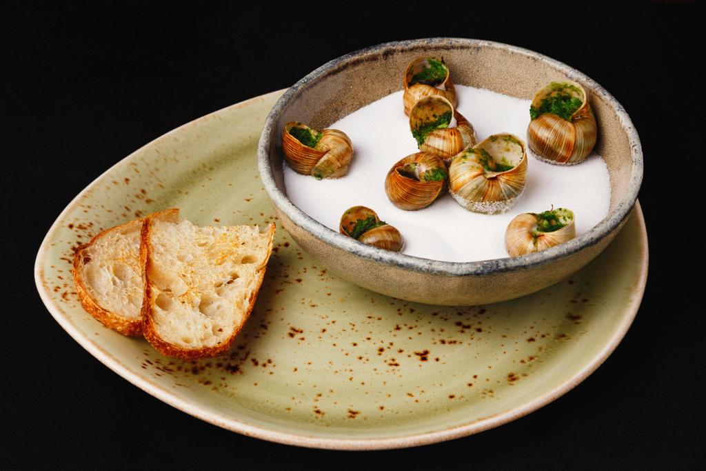 Что делать, когда привычные рамки становятся тесными, а гостей хочется продолжать удивлять? Конечно же расширять поле своей деятельности! Именно такое решение принял знаменитый на весь город ресторан «Кабуки 2.0». Теперь к услугам всех и каждого не только изысканная паназиатская кухня, но и разнообразное европейское меню.