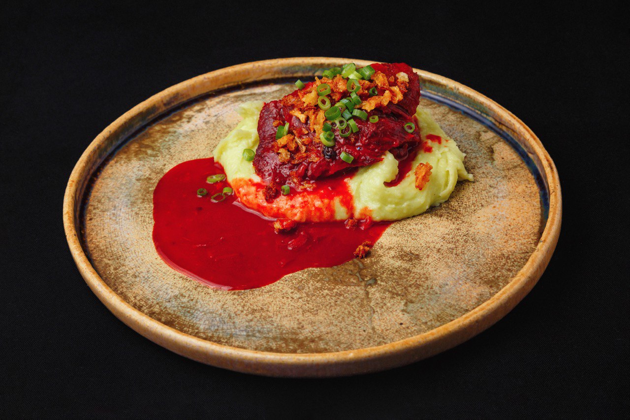 Что делать, когда привычные рамки становятся тесными, а гостей хочется продолжать удивлять? Конечно же расширять поле своей деятельности! Именно такое решение принял знаменитый на весь город ресторан «Кабуки 2.0». Теперь к услугам всех и каждого не только изысканная паназиатская кухня, но и разнообразное европейское меню.