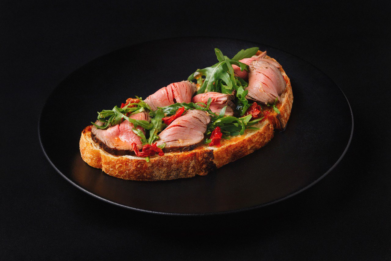 Что делать, когда привычные рамки становятся тесными, а гостей хочется продолжать удивлять? Конечно же расширять поле своей деятельности! Именно такое решение принял знаменитый на весь город ресторан «Кабуки 2.0». Теперь к услугам всех и каждого не только изысканная паназиатская кухня, но и разнообразное европейское меню.