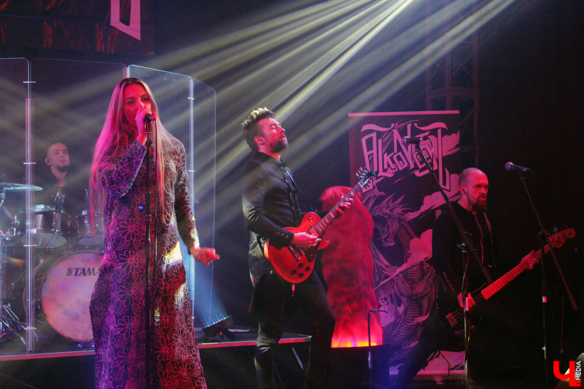 Одиннадцатого сентября в сообществе владимирского концертного зала MAXTONE во «ВКонтакте» обновилась закрепленная публикация. Под афишей выступления «Dёргать!» сказано: «Все хорошо!!! Ждем заключительное мероприятие концертной площадки MAXTONE concert hall. Это правда, отпраздновавшая трехлетие локация прекращает существование. Но! Лишь в привычном для владимирцев формате.