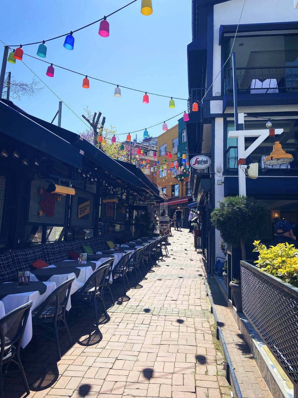 Жительница Владимира Анна Торосян с апреля живет в Стамбуле. За прошедшие месяцы у нее уже сложилось свое представление о том, чем же он отличается от родного города. Итак, погружаемся в атмосферу Турции и узнаем о ее столице все самое интересное.