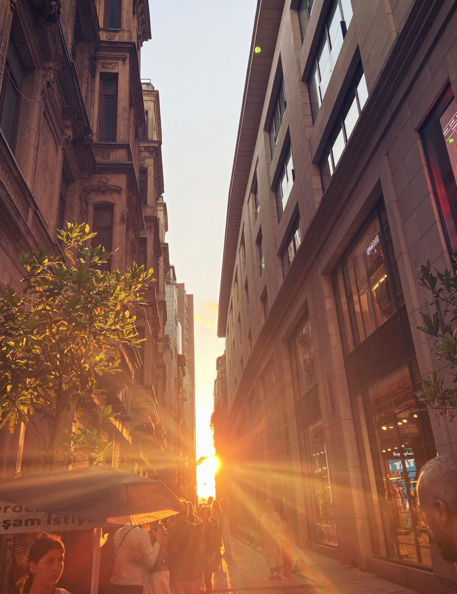 Жительница Владимира Анна Торосян с апреля живет в Стамбуле. За прошедшие месяцы у нее уже сложилось свое представление о том, чем же он отличается от родного города. Итак, погружаемся в атмосферу Турции и узнаем о ее столице все самое интересное.