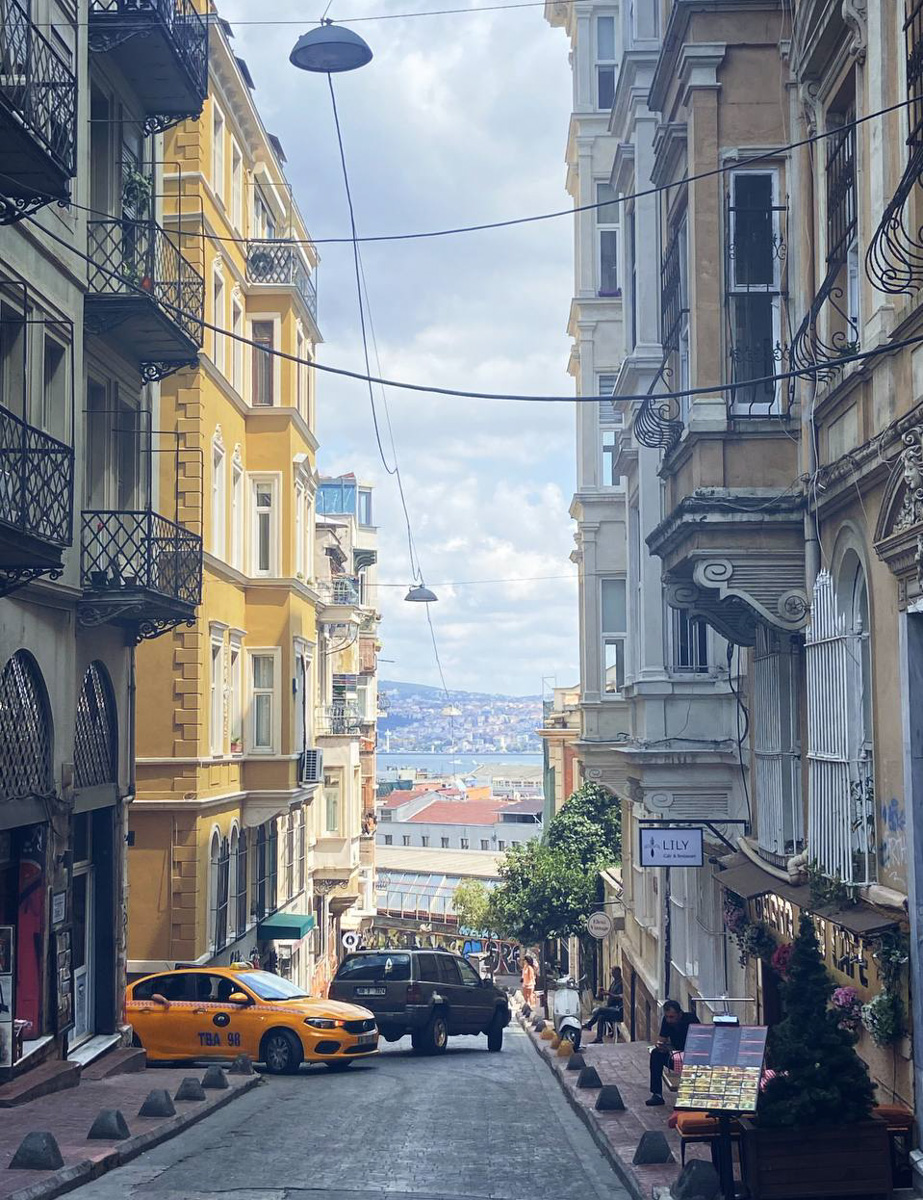 Жительница Владимира Анна Торосян с апреля живет в Стамбуле. За прошедшие месяцы у нее уже сложилось свое представление о том, чем же он отличается от родного города. Итак, погружаемся в атмосферу Турции и узнаем о ее столице все самое интересное.