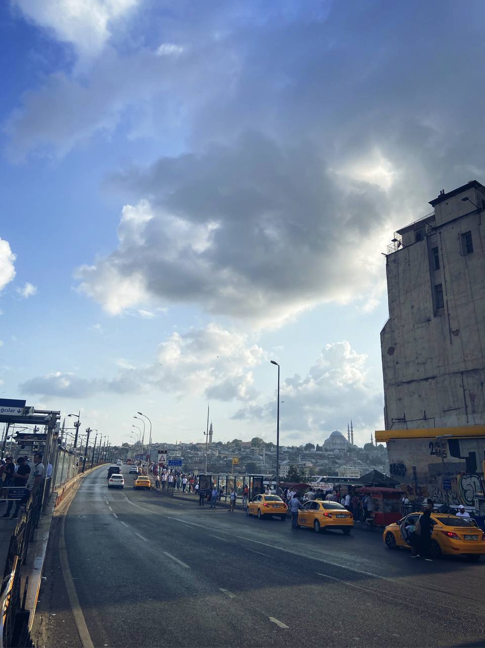 Жительница Владимира Анна Торосян с апреля живет в Стамбуле. За прошедшие месяцы у нее уже сложилось свое представление о том, чем же он отличается от родного города. Итак, погружаемся в атмосферу Турции и узнаем о ее столице все самое интересное.