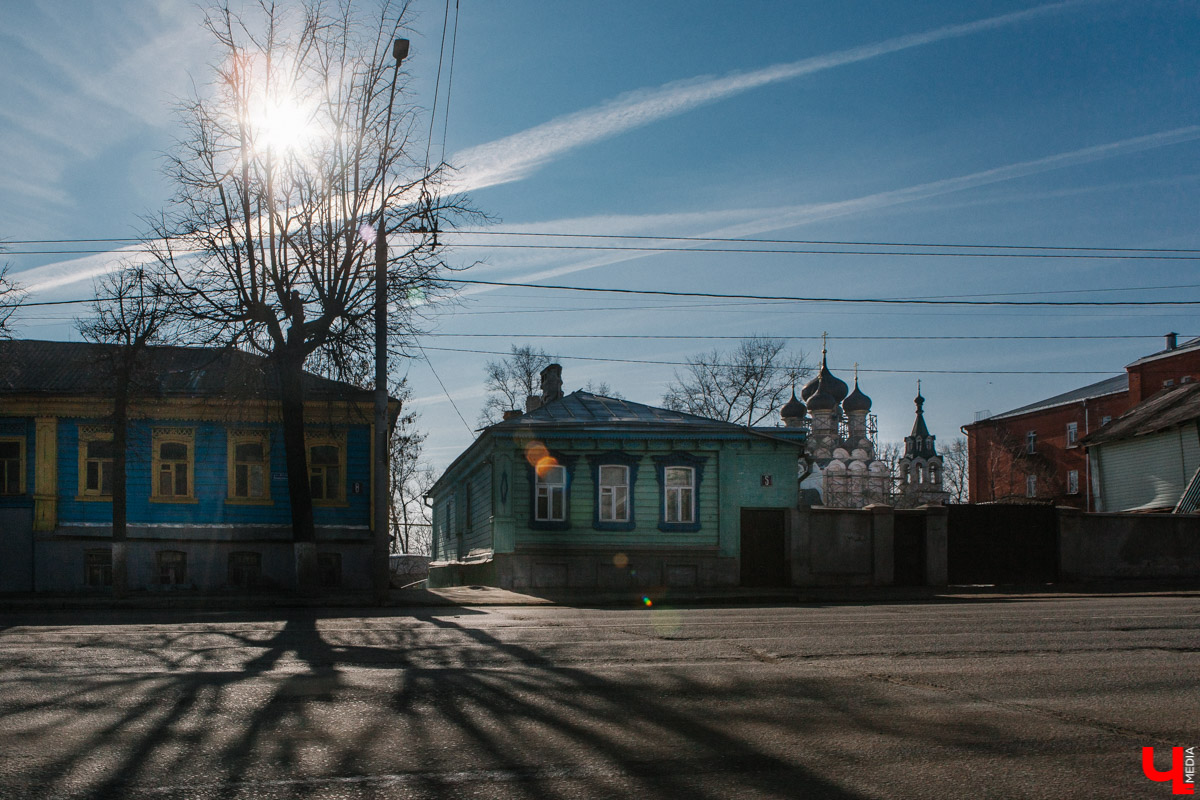 Летом во Владимире демонтировали сразу несколько объектов, которые давно планировали под снос. Что появится на их месте – пока вопрос. Нам лишь остается вспомнить те строения, вместо которых теперь на улицах города зияют дыры.