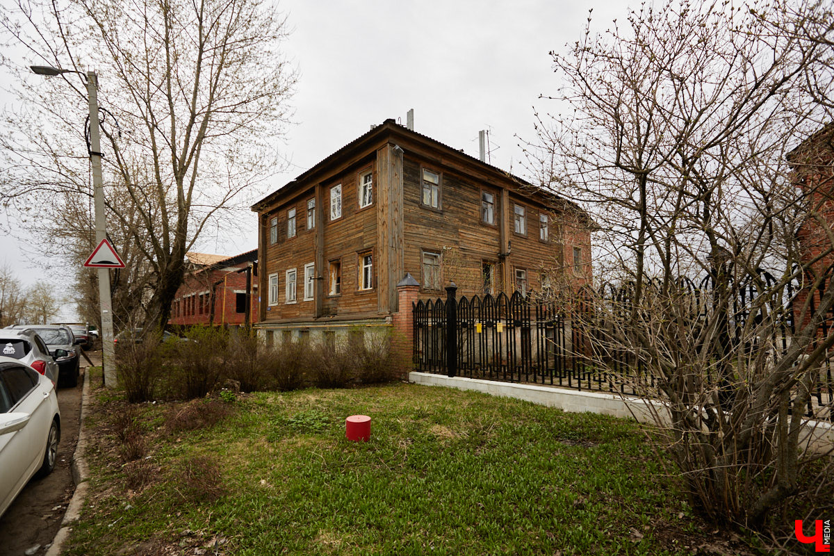 Летом во Владимире демонтировали сразу несколько объектов, которые давно планировали под снос. Что появится на их месте – пока вопрос. Нам лишь остается вспомнить те строения, вместо которых теперь на улицах города зияют дыры.