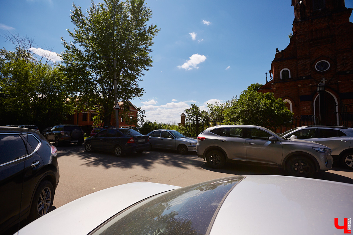 Летом во Владимире демонтировали сразу несколько объектов, которые давно планировали под снос. Что появится на их месте – пока вопрос. Нам лишь остается вспомнить те строения, вместо которых теперь на улицах города зияют дыры.