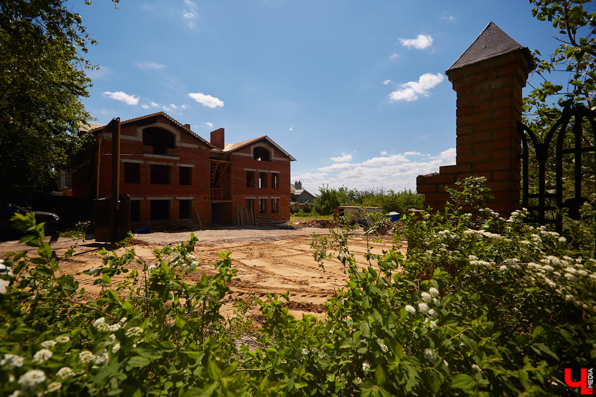 Летом во Владимире демонтировали сразу несколько объектов, которые давно планировали под снос. Что появится на их месте – пока вопрос. Нам лишь остается вспомнить те строения, вместо которых теперь на улицах города зияют дыры.