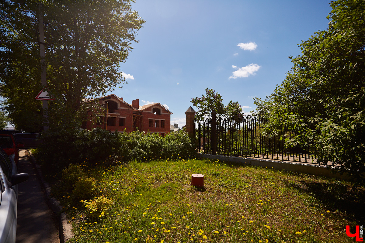 Летом во Владимире демонтировали сразу несколько объектов, которые давно планировали под снос. Что появится на их месте – пока вопрос. Нам лишь остается вспомнить те строения, вместо которых теперь на улицах города зияют дыры.