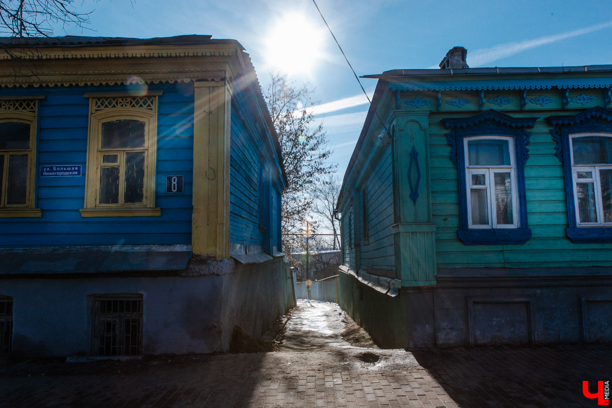 Летом во Владимире демонтировали сразу несколько объектов, которые давно планировали под снос. Что появится на их месте – пока вопрос. Нам лишь остается вспомнить те строения, вместо которых теперь на улицах города зияют дыры.