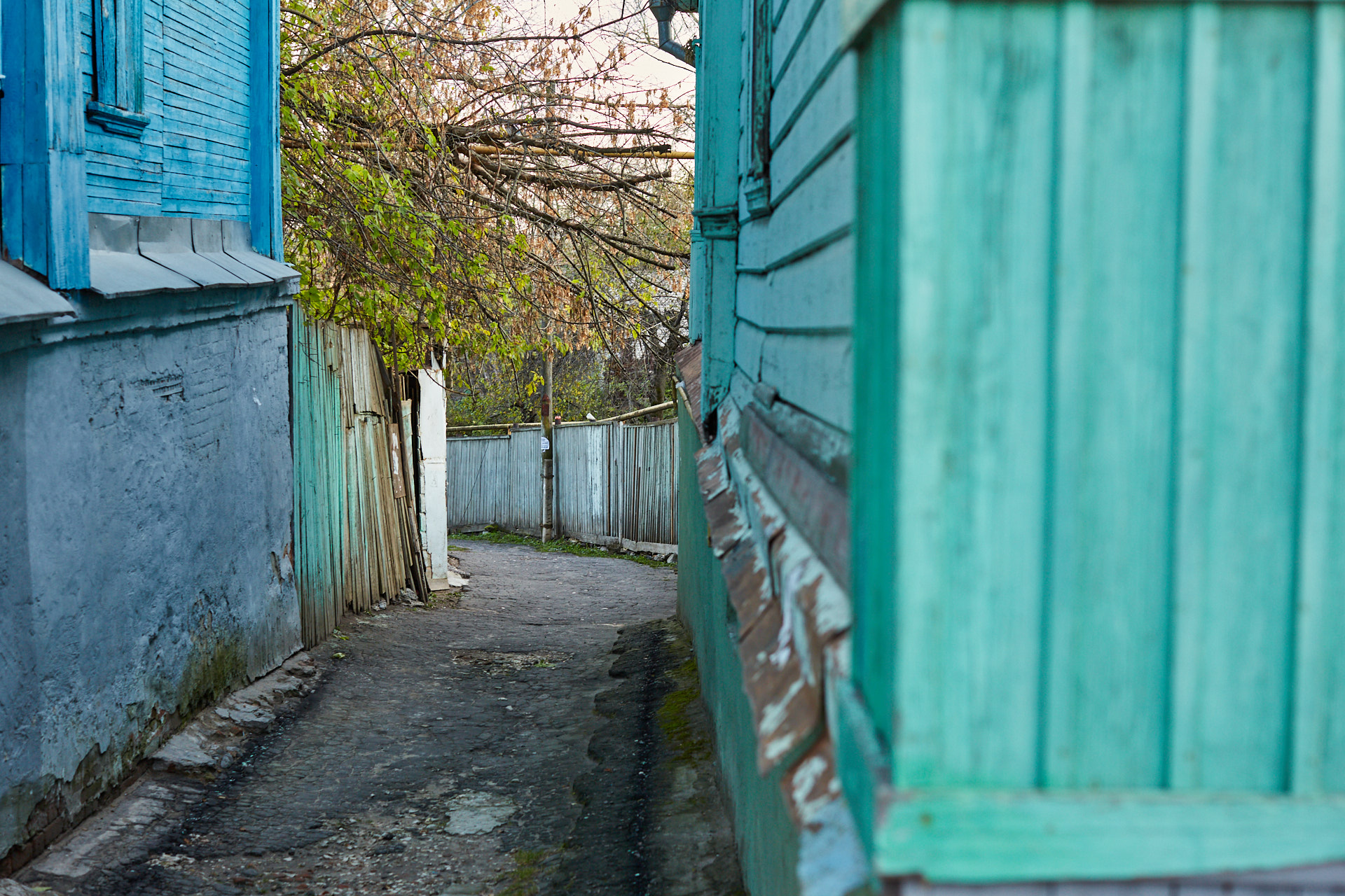 Летом во Владимире демонтировали сразу несколько объектов, которые давно планировали под снос. Что появится на их месте – пока вопрос. Нам лишь остается вспомнить те строения, вместо которых теперь на улицах города зияют дыры.