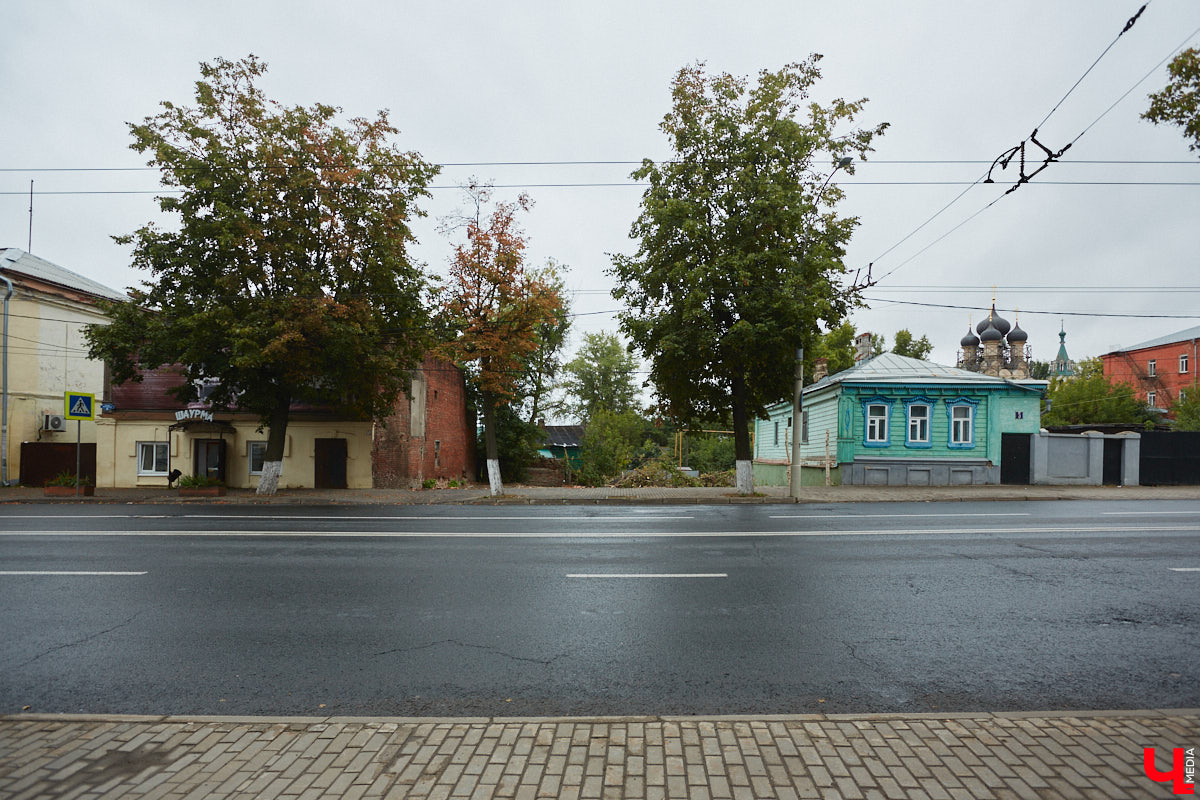 Летом во Владимире демонтировали сразу несколько объектов, которые давно планировали под снос. Что появится на их месте – пока вопрос. Нам лишь остается вспомнить те строения, вместо которых теперь на улицах города зияют дыры.
