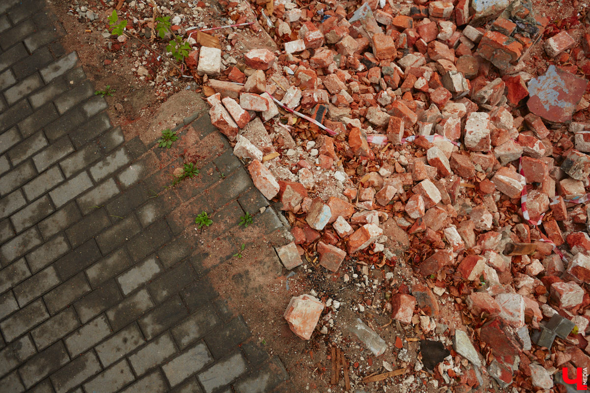 Летом во Владимире демонтировали сразу несколько объектов, которые давно планировали под снос. Что появится на их месте – пока вопрос. Нам лишь остается вспомнить те строения, вместо которых теперь на улицах города зияют дыры.