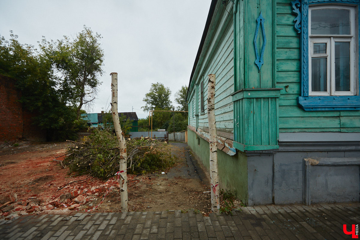 Летом во Владимире демонтировали сразу несколько объектов, которые давно планировали под снос. Что появится на их месте – пока вопрос. Нам лишь остается вспомнить те строения, вместо которых теперь на улицах города зияют дыры.