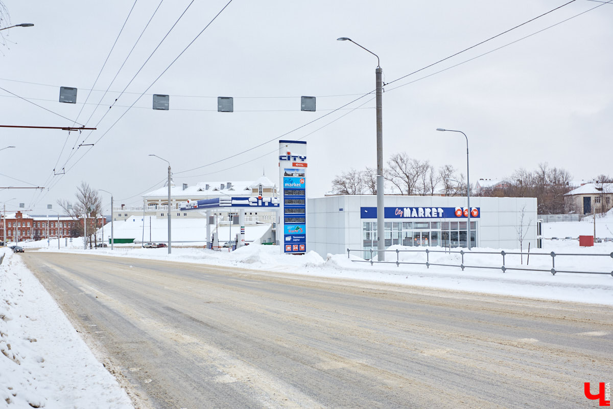Летом во Владимире демонтировали сразу несколько объектов, которые давно планировали под снос. Что появится на их месте – пока вопрос. Нам лишь остается вспомнить те строения, вместо которых теперь на улицах города зияют дыры.
