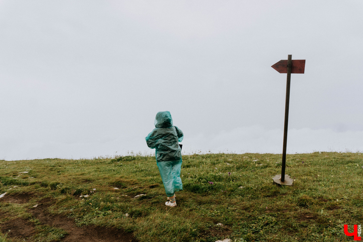 «Лучше гор бывают только горы» — эта присказка знакома каждому, кто хоть раз бывал на юге. Проверим её на практике. Как подготовиться к путешествию по вершинам, чего от него ожидать и стоит ли вообще отправляться на рискованную прогулку? Испытано на себе. Фотографии, от которых кружится голова, прилагаются.