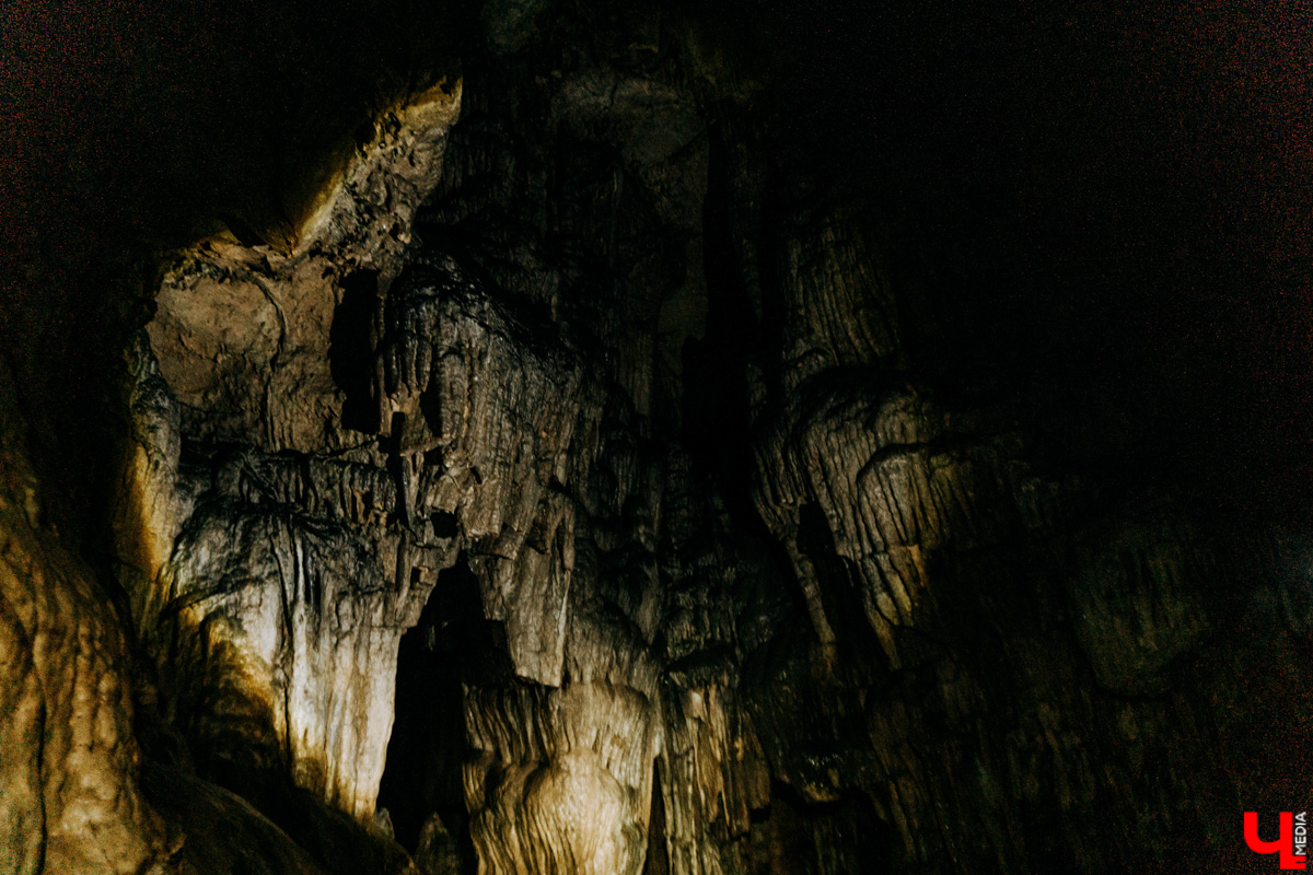 «Лучше гор бывают только горы» — эта присказка знакома каждому, кто хоть раз бывал на юге. Проверим её на практике. Как подготовиться к путешествию по вершинам, чего от него ожидать и стоит ли вообще отправляться на рискованную прогулку? Испытано на себе. Фотографии, от которых кружится голова, прилагаются.