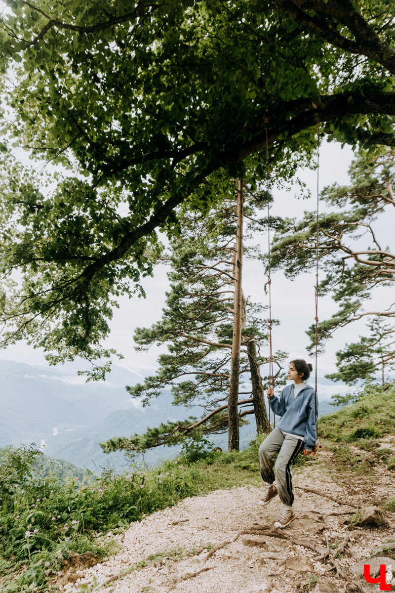 «Лучше гор бывают только горы» — эта присказка знакома каждому, кто хоть раз бывал на юге. Проверим её на практике. Как подготовиться к путешествию по вершинам, чего от него ожидать и стоит ли вообще отправляться на рискованную прогулку? Испытано на себе. Фотографии, от которых кружится голова, прилагаются.