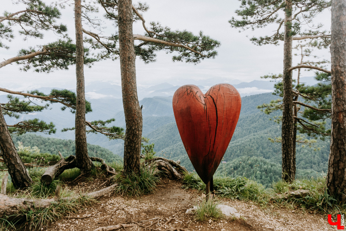 «Лучше гор бывают только горы» — эта присказка знакома каждому, кто хоть раз бывал на юге. Проверим её на практике. Как подготовиться к путешествию по вершинам, чего от него ожидать и стоит ли вообще отправляться на рискованную прогулку? Испытано на себе. Фотографии, от которых кружится голова, прилагаются.
