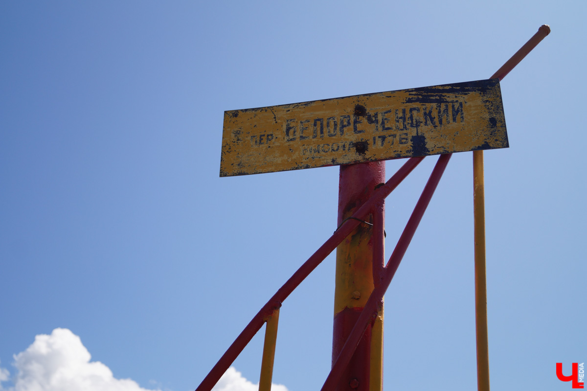 «Лучше гор бывают только горы» — эта присказка знакома каждому, кто хоть раз бывал на юге. Проверим её на практике. Как подготовиться к путешествию по вершинам, чего от него ожидать и стоит ли вообще отправляться на рискованную прогулку? Испытано на себе. Фотографии, от которых кружится голова, прилагаются.