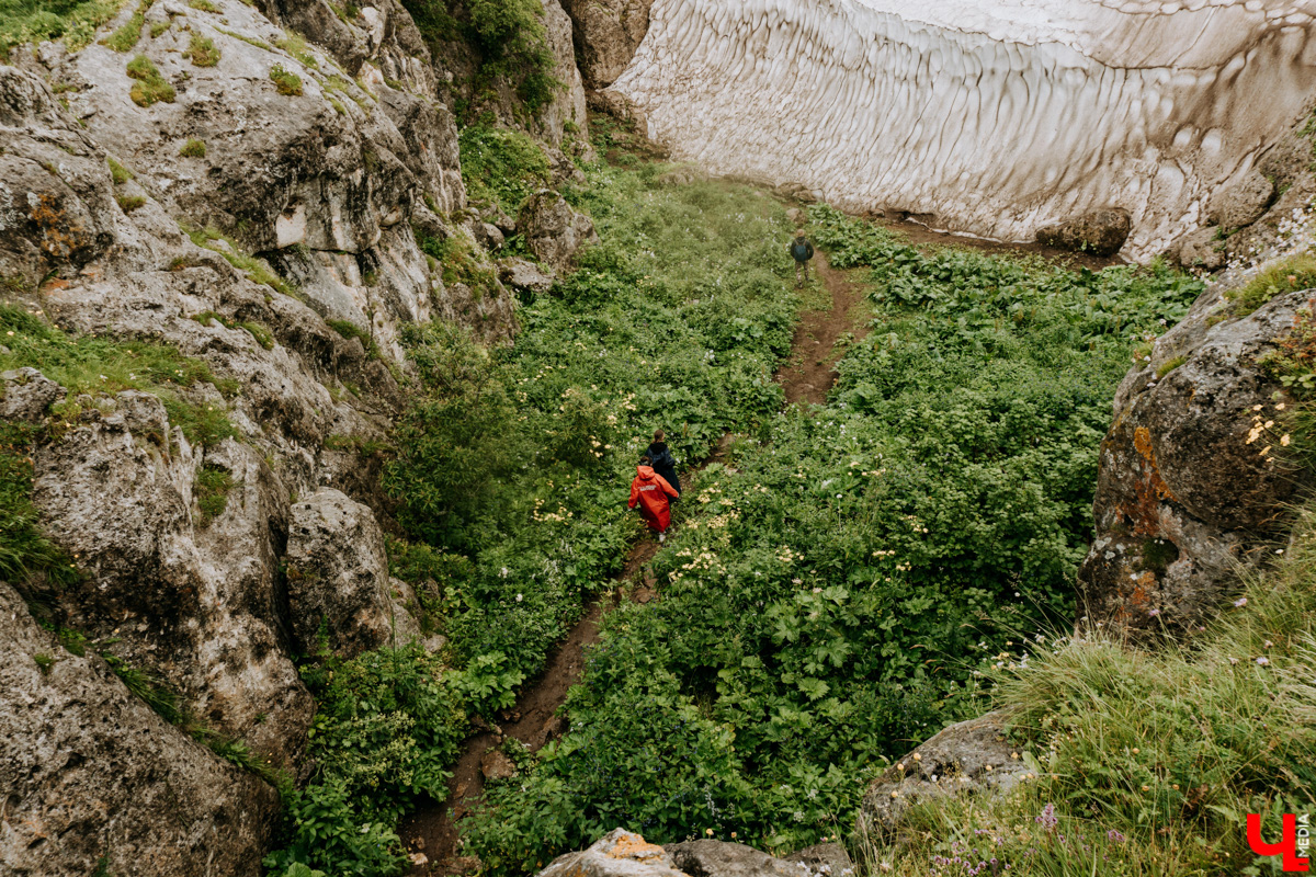 «Лучше гор бывают только горы» — эта присказка знакома каждому, кто хоть раз бывал на юге. Проверим её на практике. Как подготовиться к путешествию по вершинам, чего от него ожидать и стоит ли вообще отправляться на рискованную прогулку? Испытано на себе. Фотографии, от которых кружится голова, прилагаются.