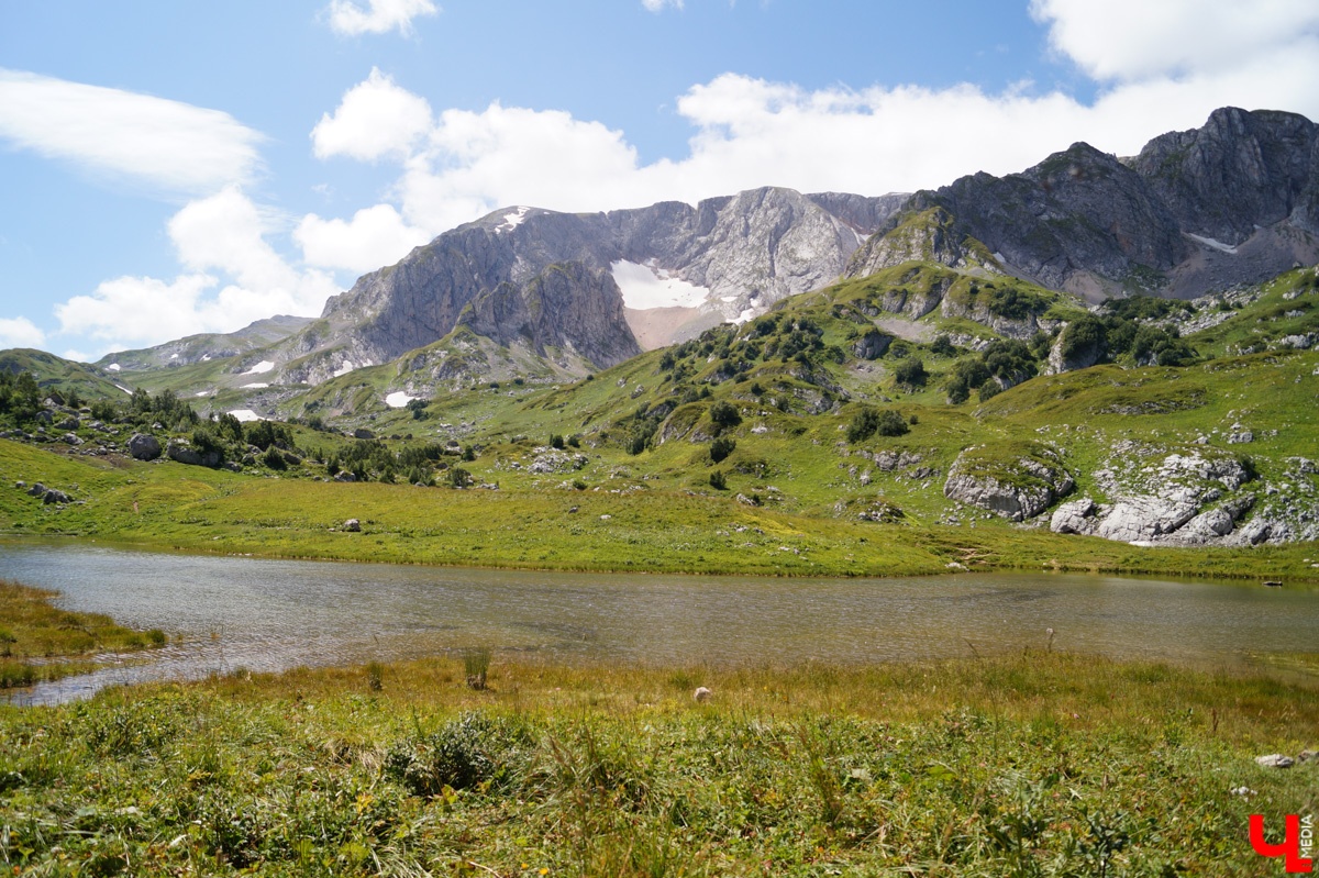 «Лучше гор бывают только горы» — эта присказка знакома каждому, кто хоть раз бывал на юге. Проверим её на практике. Как подготовиться к путешествию по вершинам, чего от него ожидать и стоит ли вообще отправляться на рискованную прогулку? Испытано на себе. Фотографии, от которых кружится голова, прилагаются.