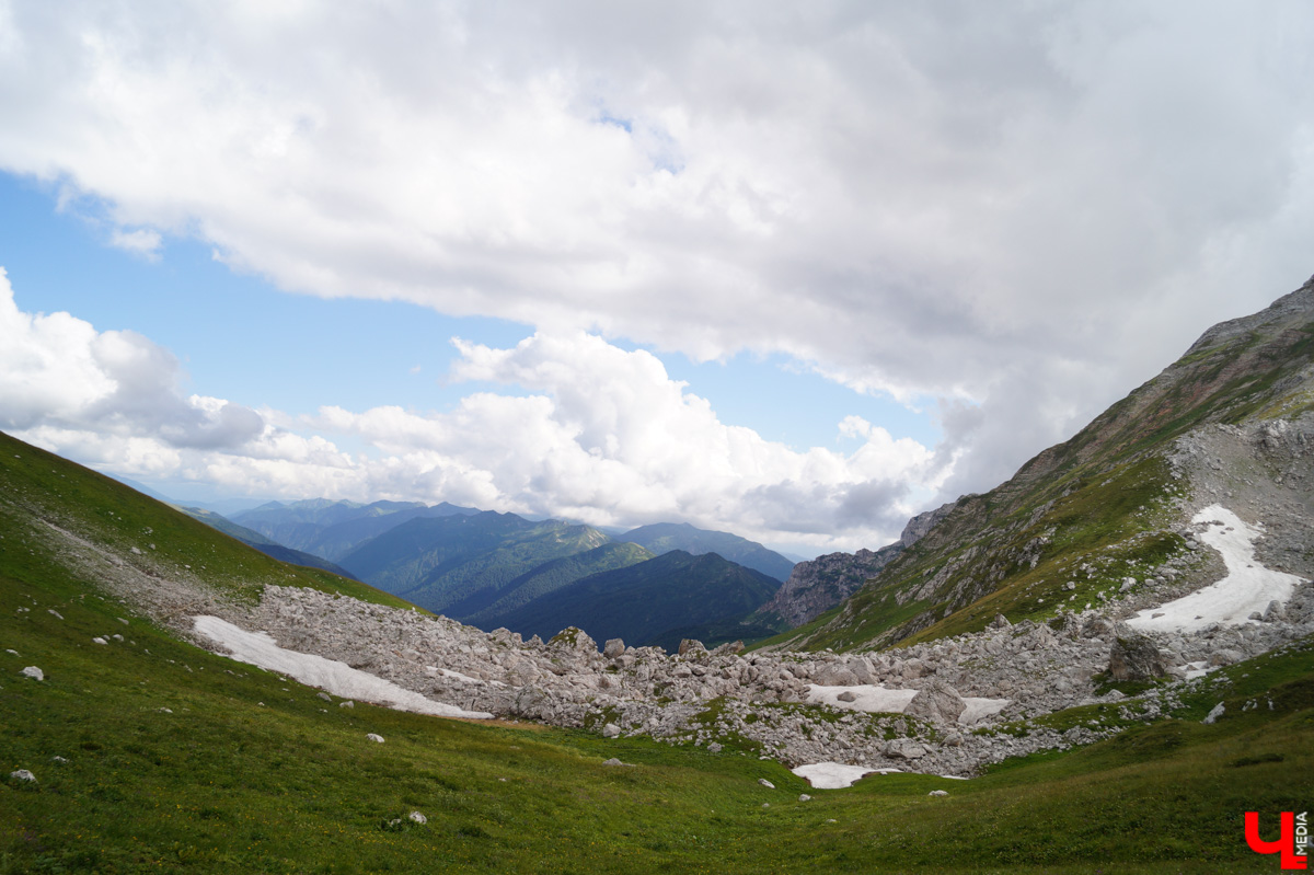 «Лучше гор бывают только горы» — эта присказка знакома каждому, кто хоть раз бывал на юге. Проверим её на практике. Как подготовиться к путешествию по вершинам, чего от него ожидать и стоит ли вообще отправляться на рискованную прогулку? Испытано на себе. Фотографии, от которых кружится голова, прилагаются.