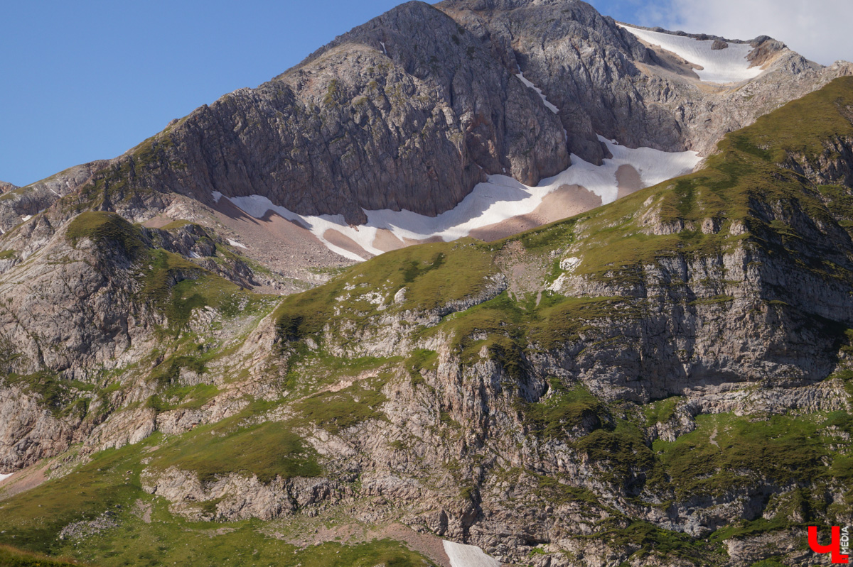 «Лучше гор бывают только горы» — эта присказка знакома каждому, кто хоть раз бывал на юге. Проверим её на практике. Как подготовиться к путешествию по вершинам, чего от него ожидать и стоит ли вообще отправляться на рискованную прогулку? Испытано на себе. Фотографии, от которых кружится голова, прилагаются.