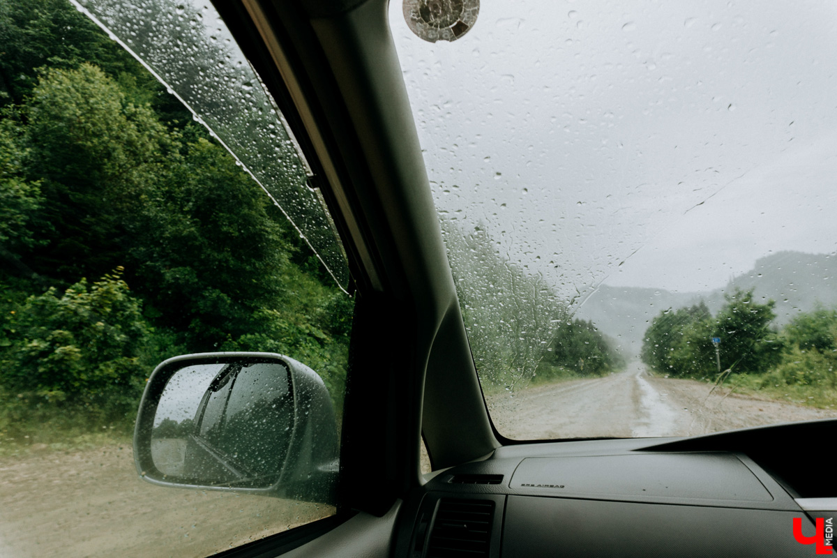 «Лучше гор бывают только горы» — эта присказка знакома каждому, кто хоть раз бывал на юге. Проверим её на практике. Как подготовиться к путешествию по вершинам, чего от него ожидать и стоит ли вообще отправляться на рискованную прогулку? Испытано на себе. Фотографии, от которых кружится голова, прилагаются.