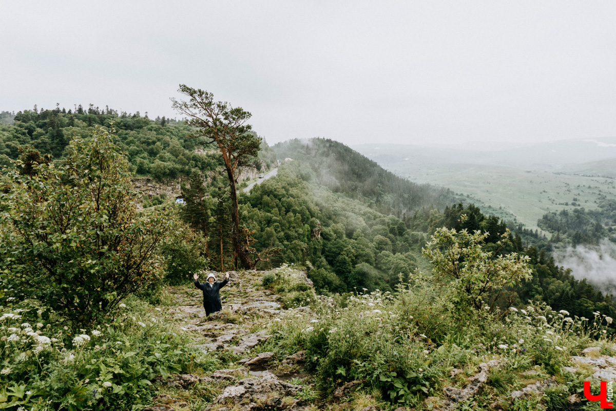 «Лучше гор бывают только горы» — эта присказка знакома каждому, кто хоть раз бывал на юге. Проверим её на практике. Как подготовиться к путешествию по вершинам, чего от него ожидать и стоит ли вообще отправляться на рискованную прогулку? Испытано на себе. Фотографии, от которых кружится голова, прилагаются.