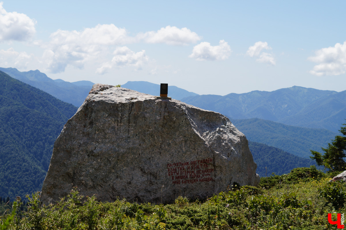 «Лучше гор бывают только горы» — эта присказка знакома каждому, кто хоть раз бывал на юге. Проверим её на практике. Как подготовиться к путешествию по вершинам, чего от него ожидать и стоит ли вообще отправляться на рискованную прогулку? Испытано на себе. Фотографии, от которых кружится голова, прилагаются.