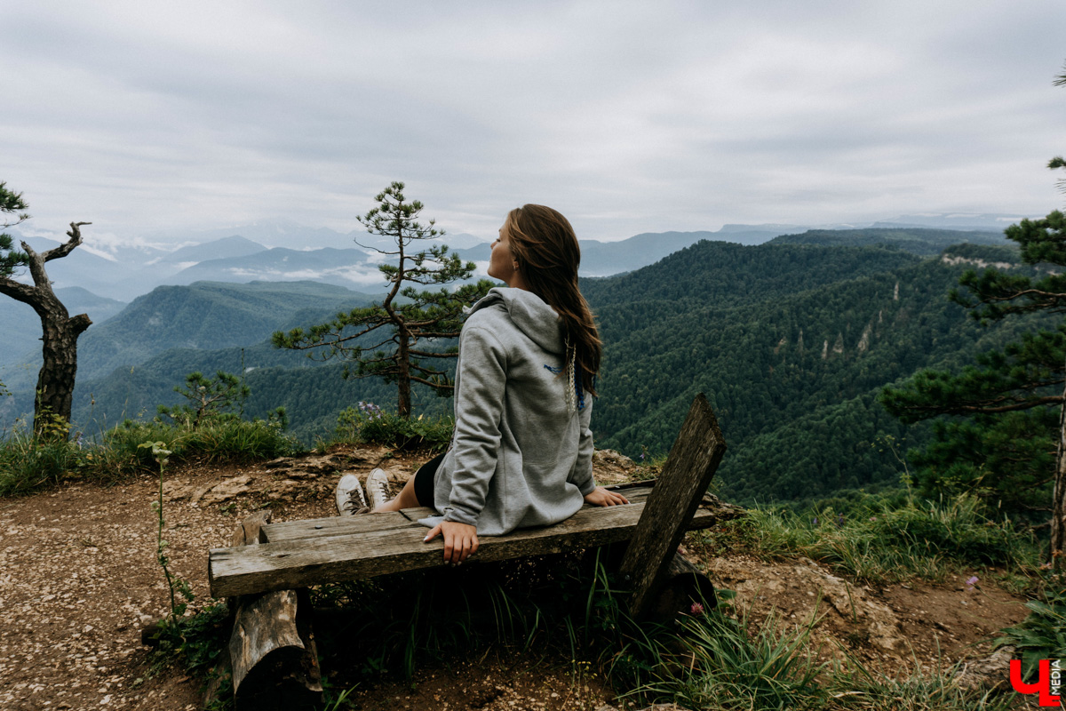 «Лучше гор бывают только горы» — эта присказка знакома каждому, кто хоть раз бывал на юге. Проверим её на практике. Как подготовиться к путешествию по вершинам, чего от него ожидать и стоит ли вообще отправляться на рискованную прогулку? Испытано на себе. Фотографии, от которых кружится голова, прилагаются.