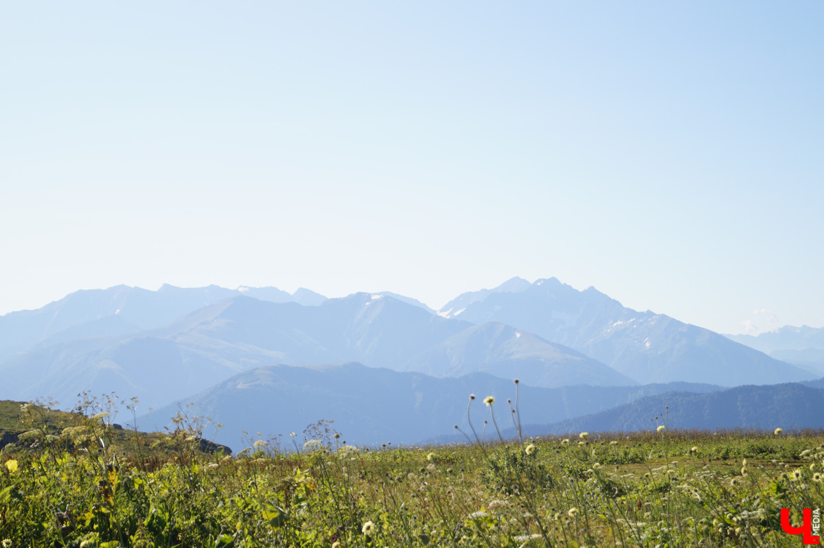 «Лучше гор бывают только горы» — эта присказка знакома каждому, кто хоть раз бывал на юге. Проверим её на практике. Как подготовиться к путешествию по вершинам, чего от него ожидать и стоит ли вообще отправляться на рискованную прогулку? Испытано на себе. Фотографии, от которых кружится голова, прилагаются.