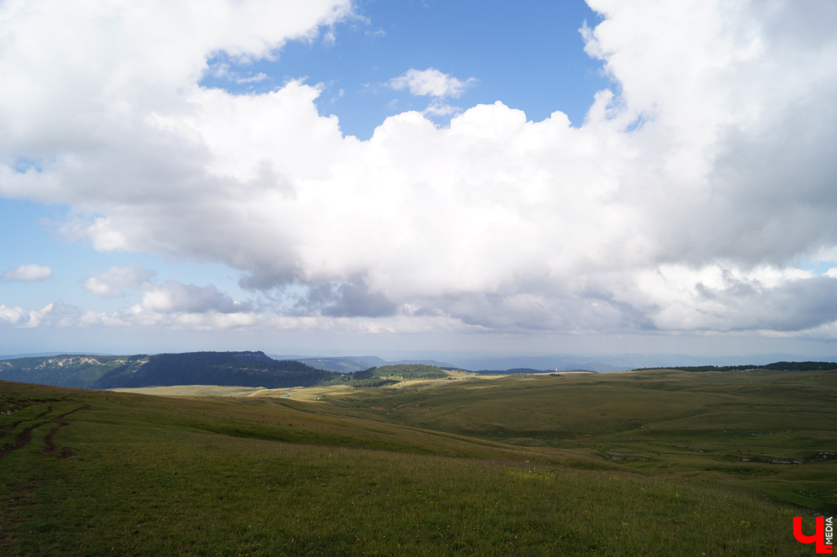 «Лучше гор бывают только горы» — эта присказка знакома каждому, кто хоть раз бывал на юге. Проверим её на практике. Как подготовиться к путешествию по вершинам, чего от него ожидать и стоит ли вообще отправляться на рискованную прогулку? Испытано на себе. Фотографии, от которых кружится голова, прилагаются.